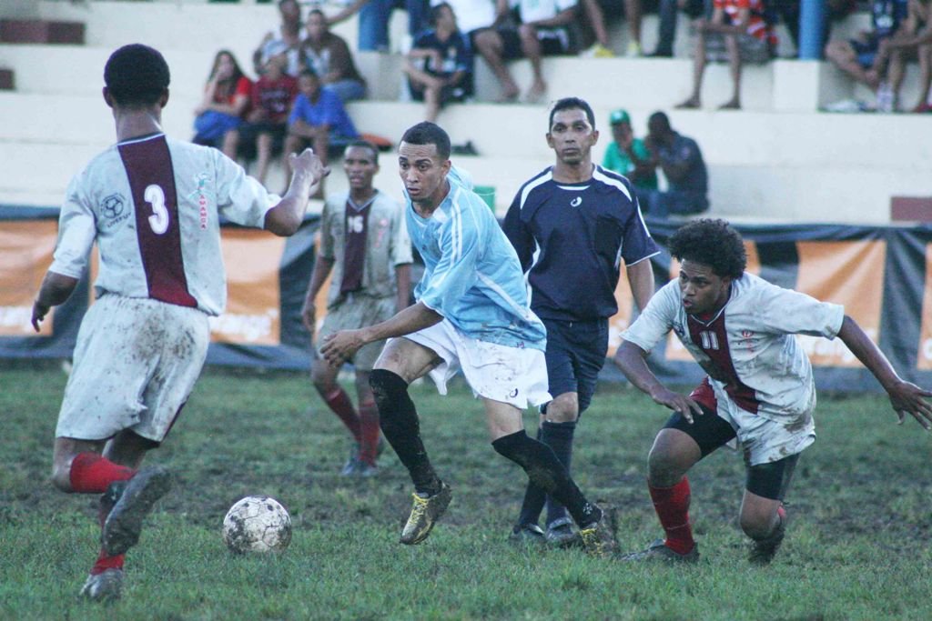 Leury López (José Horacio) batalla con dos jugadores de la liga Veteranos